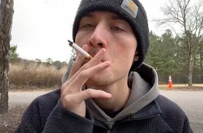 Лечение зависимости от табакокурения в Заозёрном Мужчина с сигаретой делает затяжку