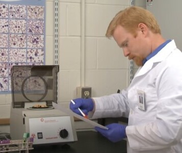 Клиника лечения наркозависимости в Заозёрном Врач в кабинете клиники