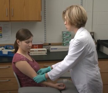 Лечение зависимости от аптечных препаратов в Заозёрном Врач делает инъекцию пациентке