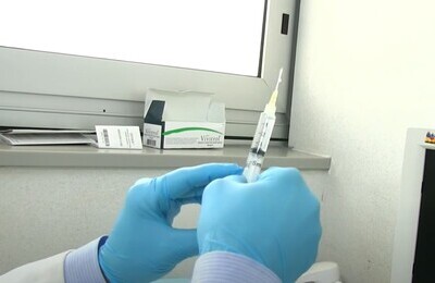 Проведение кодирования Вивитролом в Заозёрном Шприц с Вивитролом в руках у врача